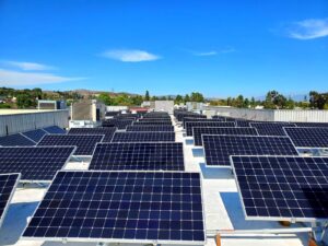 Saulės elektrinių įrengimas ant stogo: Tvarus žingsnis į energetinę nepriklausomybę